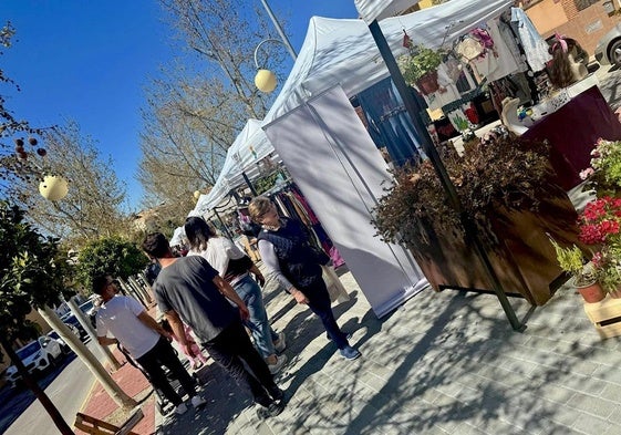 Numerosos puestos a lo largo del Bulevar de Doña Juana.