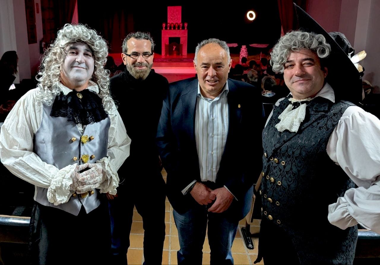 El concejal de Cultura y el alcalde de Huétor Vega, con parte del elenco.