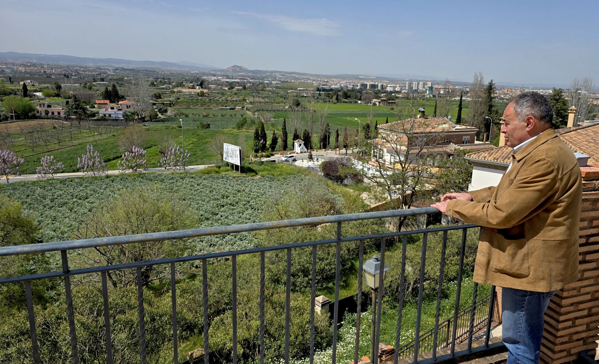 El alcalde de Huétor Vega, Mario del Paso, ante la ubicación que el Ayuntamiento está estudiando para el futuro espacio escénico.