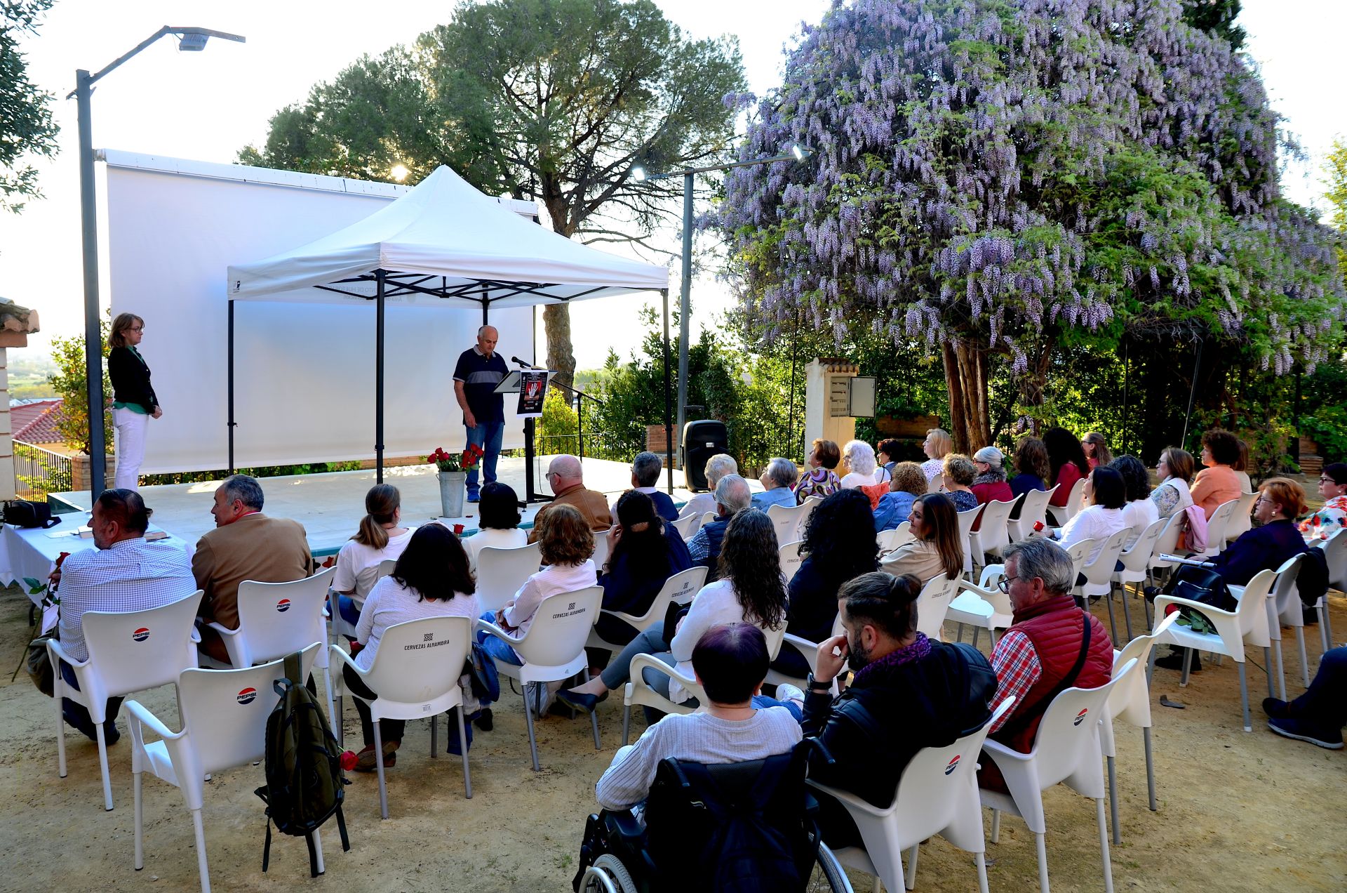 Huétor Vega lee 'El Quijote' en el Carmen de San Rafael