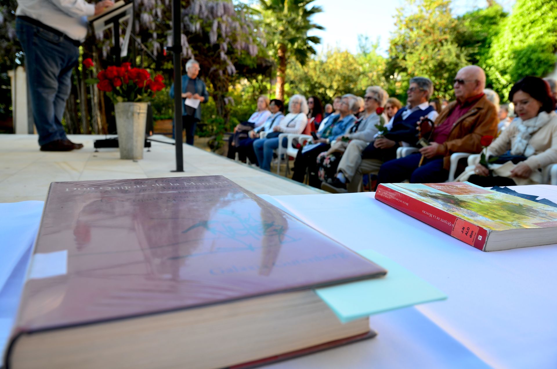 Huétor Vega lee 'El Quijote' en el Carmen de San Rafael