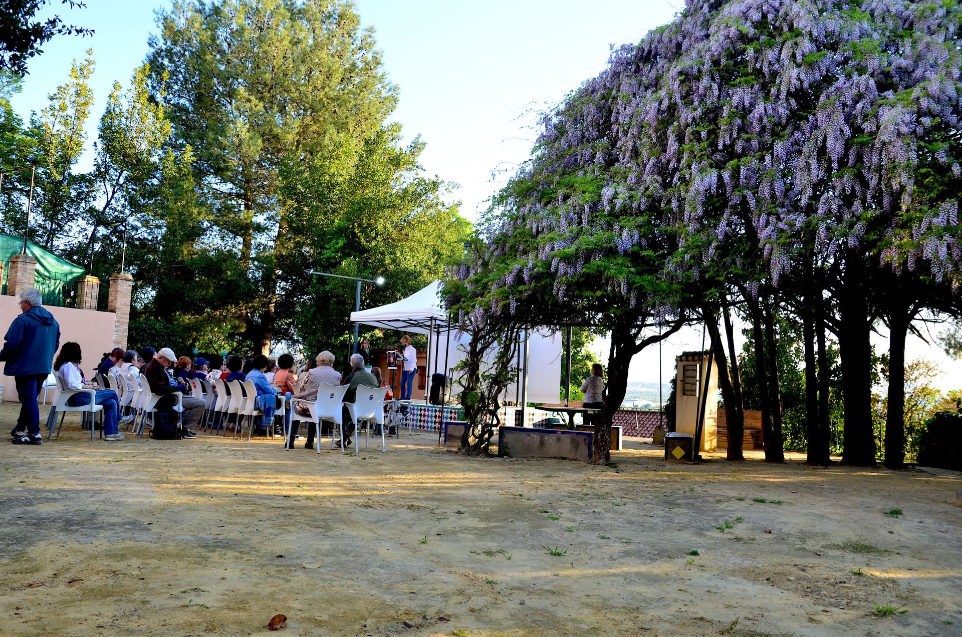 Huétor Vega lee 'El Quijote' en el Carmen de San Rafael