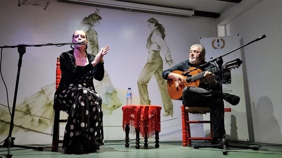 La víspera del Día de la Cruz, en la peña flamenca de Huétor