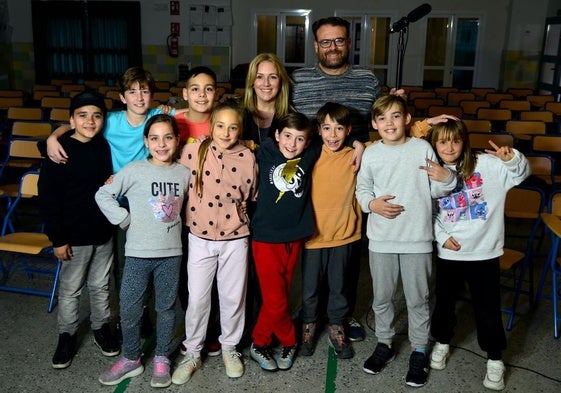 El alumnado, de 8 a 12 años, con los docentes Sonia Jiménez y Alberto Molina.