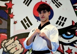 Álvaro Ballesteros, de 17 años, en el gimnasio de Huétor Vega en el que entrena cada tarde.