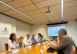 Reunión informativa con alcaldes de la zona (el de Huétor Vega, a la derecha).