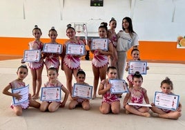 Gimnastas de Huétor Vega, con sus diplomas el pasado lunes en el pabellón La Libertad.