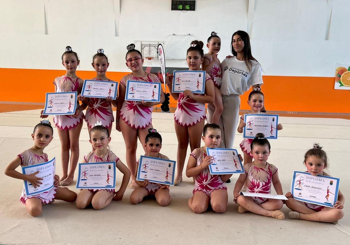 Gimnastas de Huétor Vega, con sus diplomas el pasado lunes en el pabellón La Libertad.
