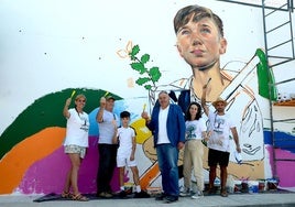 Miembros de Operación Encina, con Unai, el alcalde y la concejala de Medio Ambiente de Huétor Vega, y el artista Gastón Liberto.