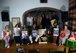 Los carteles finalistas y el ganador (en el centro), en la peña La Parra Flamenca de Huétor Vega.