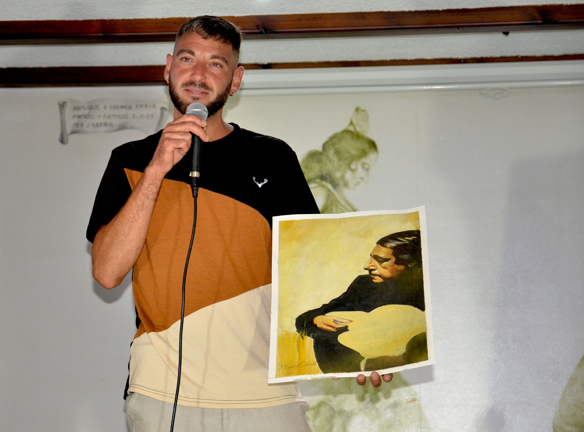 El pintor Abel Villén muestra la obra original con la que ha ganado el concurso.