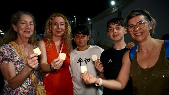 Papeles con deseos en la 'minihoguera' de San Juan de Huétor Vega