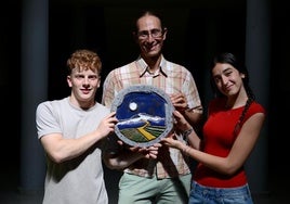 Sergio Burrell Gámiz y Aitana Cecilia Masmano Martínez sujetan el escudo del IES Los Neveros con José Cabrera Martos, jefe de Formación, Evacuación e Innovación Educativa.