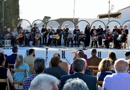 La Rondalla San Roque, en la Plaza Abdal Malik de Huétor Vega.