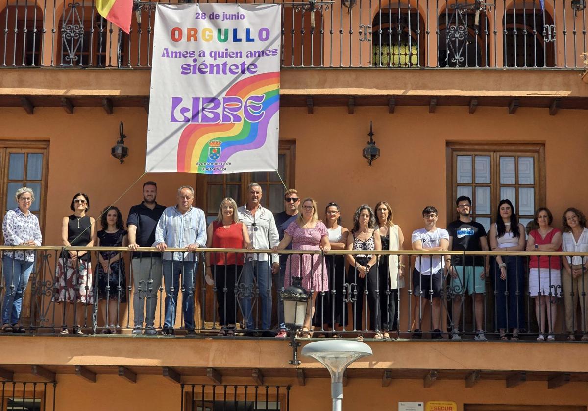 Acto institucional, con la pancarta en la fachada del Ayuntamiento de Huétor Vega.
