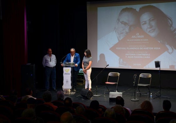 El alcalde de Huétor Vega presenta el festival con el presidente de la peña y la diputada de Cultura.