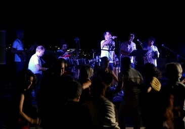 Enclave Latino, poniendo al público a bailar en Huétor Vega.
