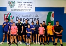 Los once jóvenes jugadores reunidos en la sede del CD Huétor Vega.
