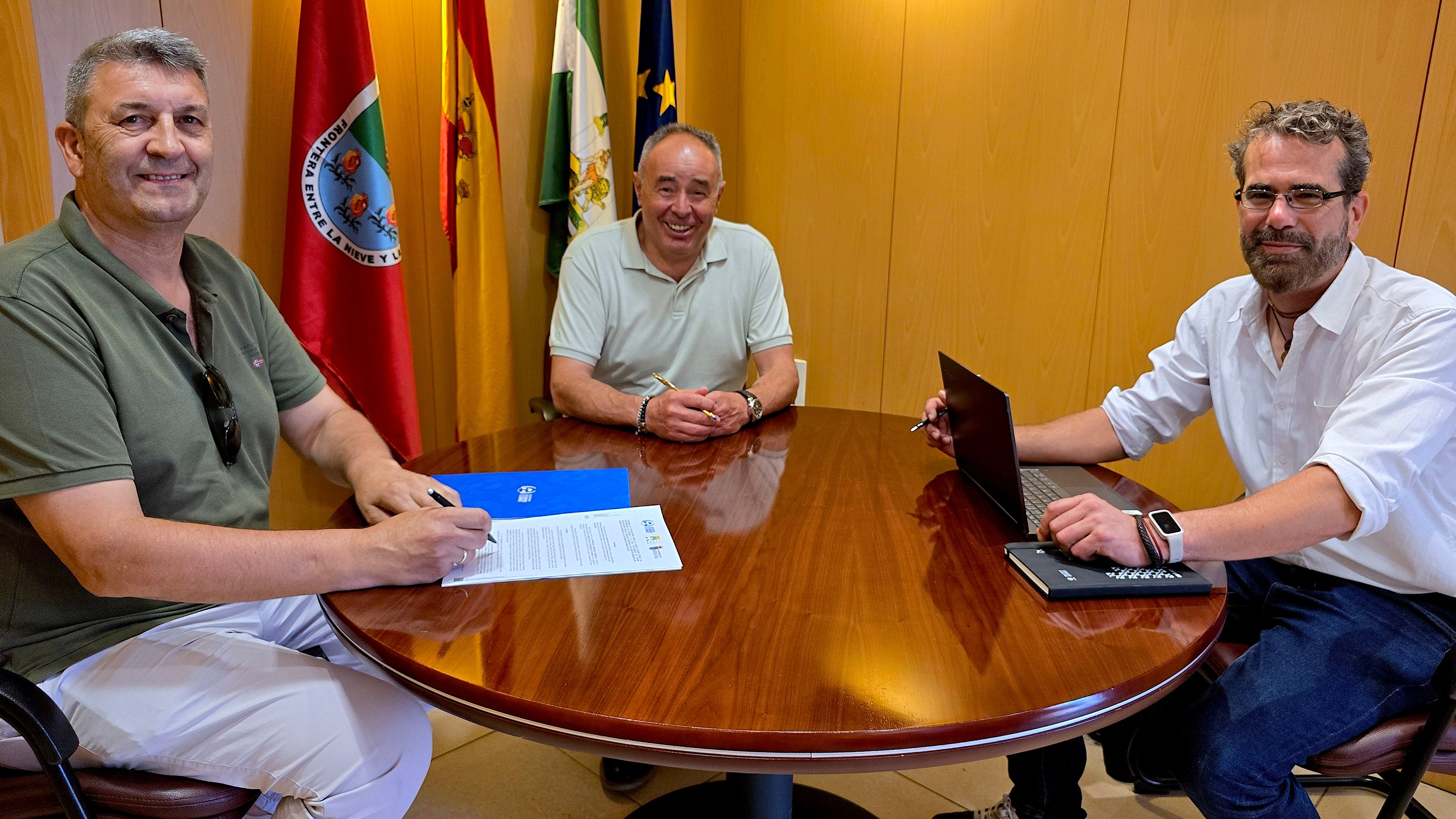 Rúbrica del acuerdo con el Colegio Oficial de Veterinarios de Granada, en el Ayuntamiento de Huétor Vega.