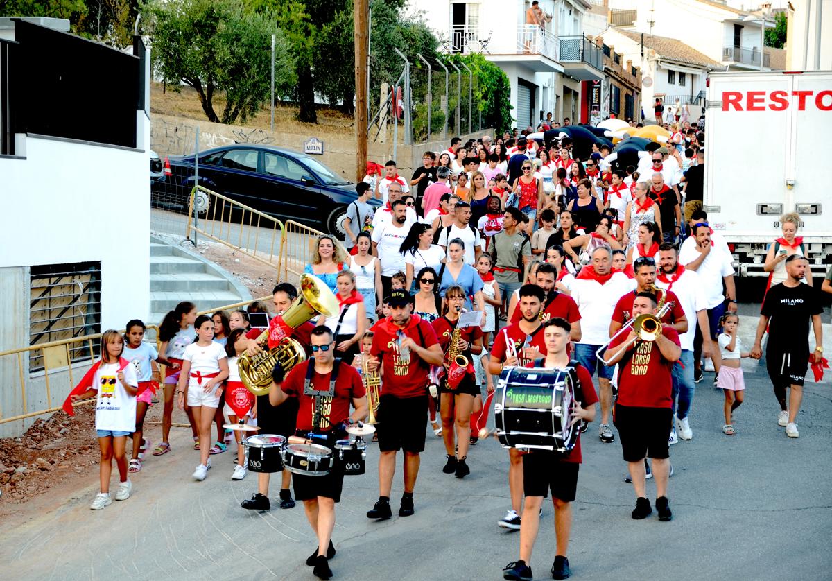 'Encierro de toros' familiar, en el barrio de Caicena.