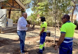El alcalde de Huétor Vega, Mario del Paso, supervisa la actuación en el Parque de los Pinos.