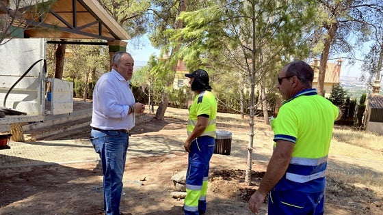 Huétor Vega planta 25 nuevos ejemplares en el Parque de los Pinos