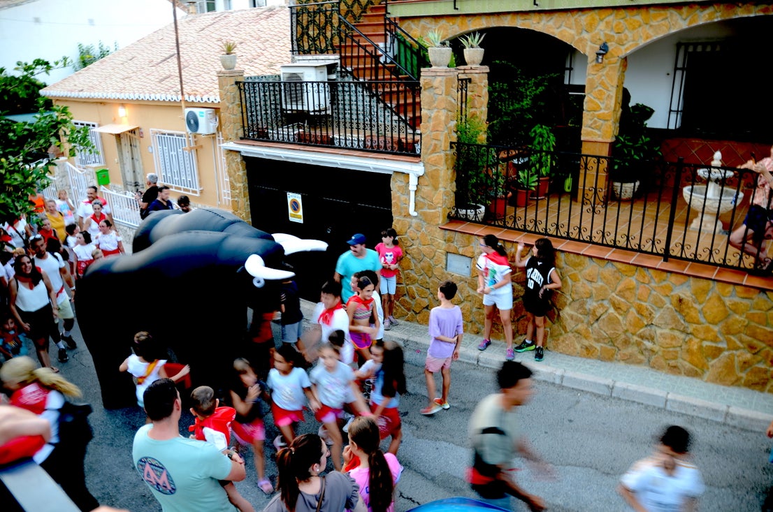 Encuéntrate en el 'encierro de toros' familiar de Huétor Vega