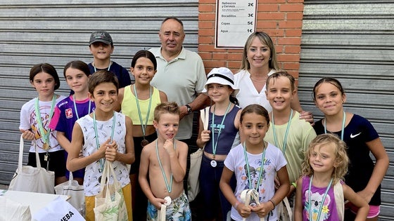 Los niños desarrollan su ingenio jugando en el Parque de la Nava