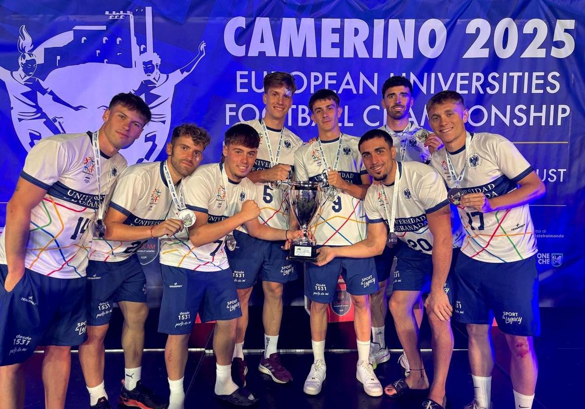 Los ocho jugadores del CD Huétor Vega, con la plata en la ciudad de Camerino.