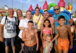 'Aventura loca', una tarde acuática en el campo de fútbol de Huétor Vega.