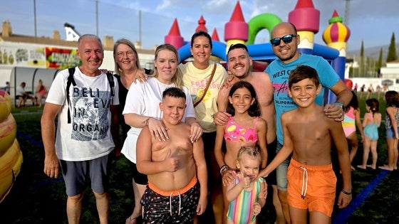 'Aventura loca' en Huétor Vega: hinchables, agua y zumba en el campo de fútbol