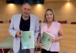 Mario del Paso, alcalde, y Carolina Higueras, concejala de Personal, con el nuevo documento.