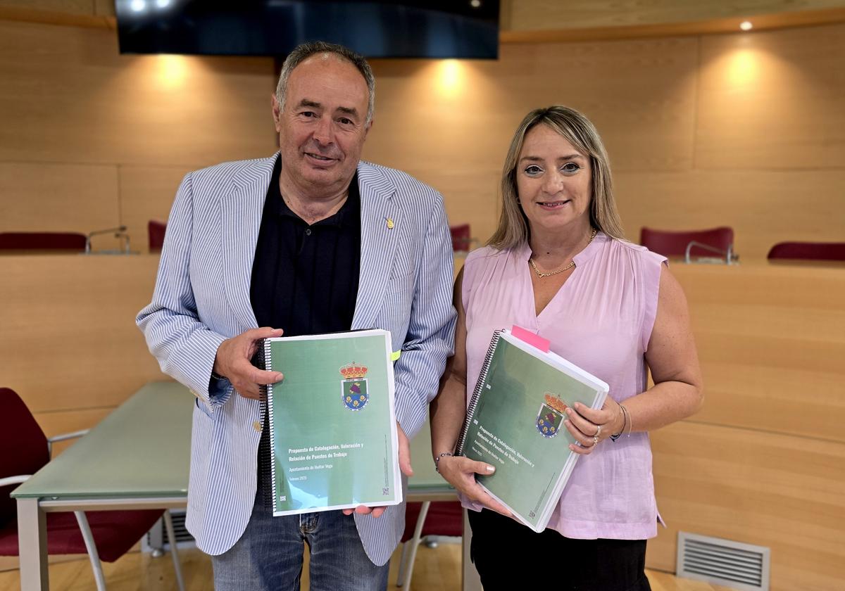 Mario del Paso, alcalde, y Carolina Higueras, concejala de Personal, con el nuevo documento.