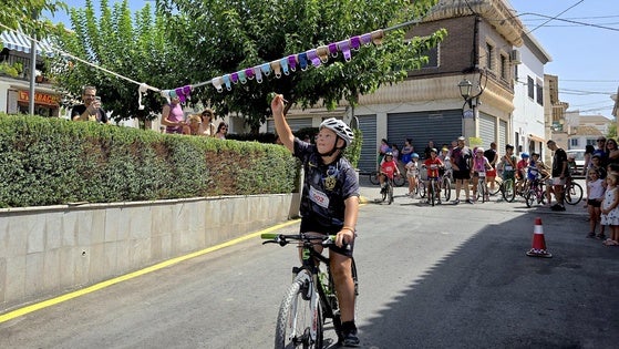 El reto de las 'Cintas en bici', junto a la Plaza de la Constitución