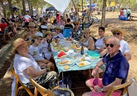 El pueblo, unido un año más en el Parque de los Pinos el 15 de agosto.