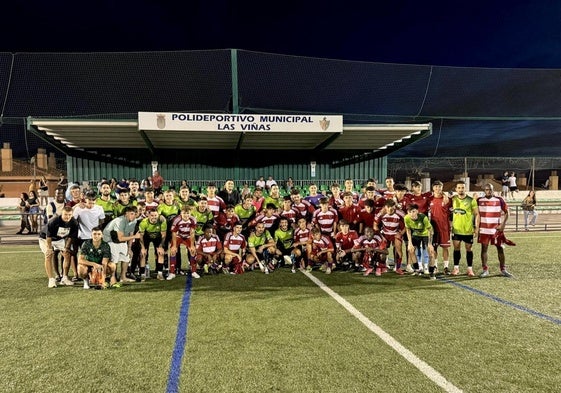 Los jugadores de ambos planteles, anoche en el Municipal Las Viñas de Huétor Vega.
