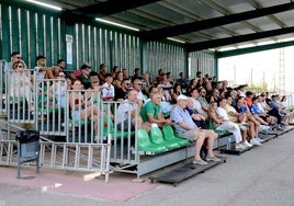 Grada del Municipal Las Viñas en el estreno de la temporada, el sábado pasado.