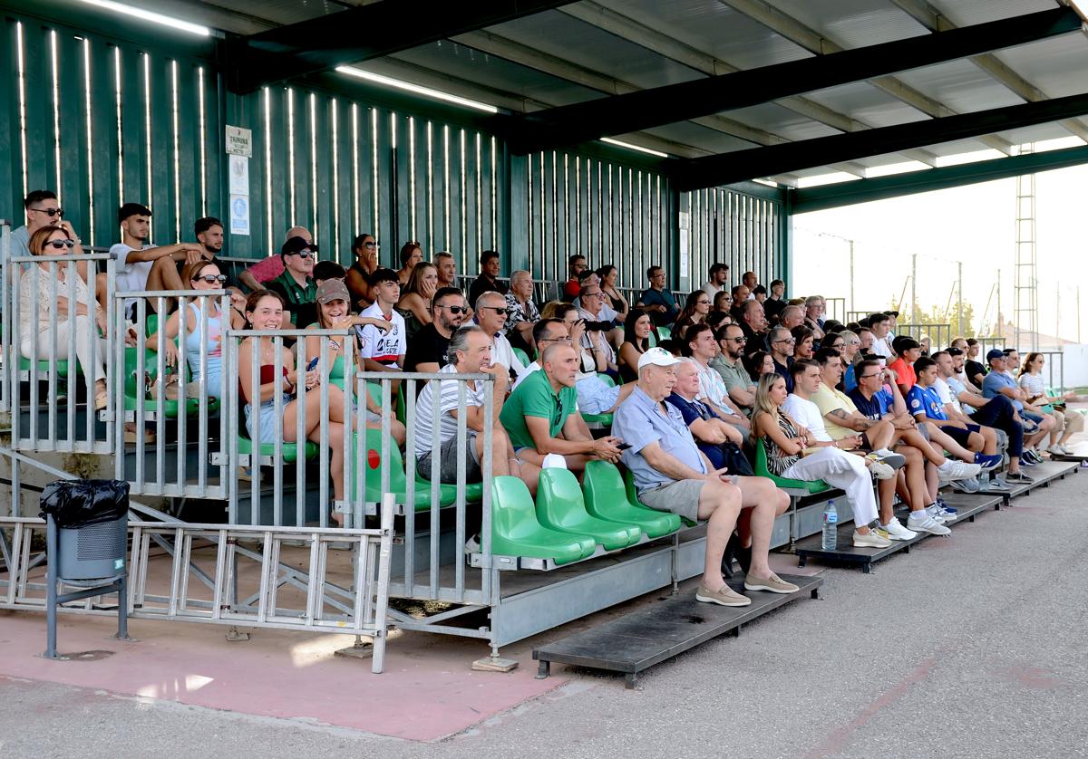 Grada del Municipal Las Viñas en el estreno de la temporada, el sábado pasado.