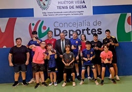 Los participantes, con los trofeos de recuerdo de esta cuarta edición.