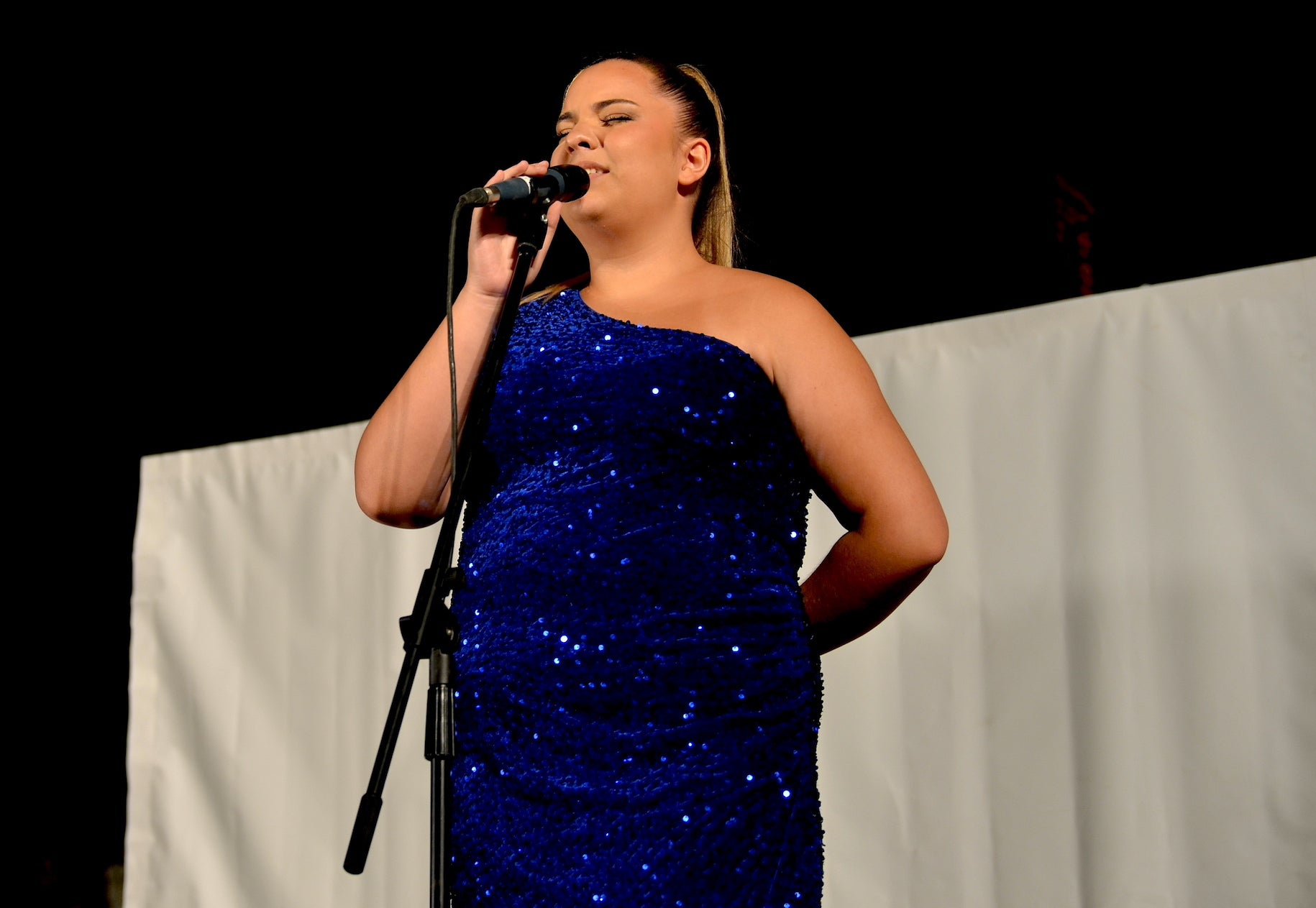 La cantante, de 19 años, en el acto de inauguración de las fiestas de San Roque, en Huerta Cercada.
