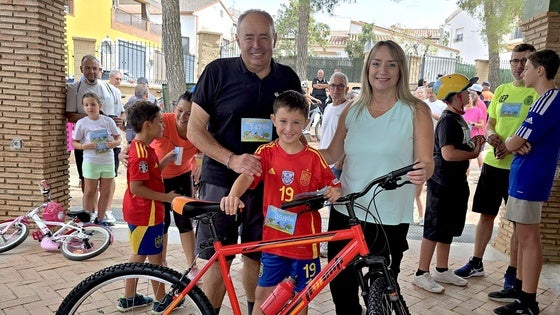 Numerosas familias participan en el Día de la Bicicleta en Huétor Vega