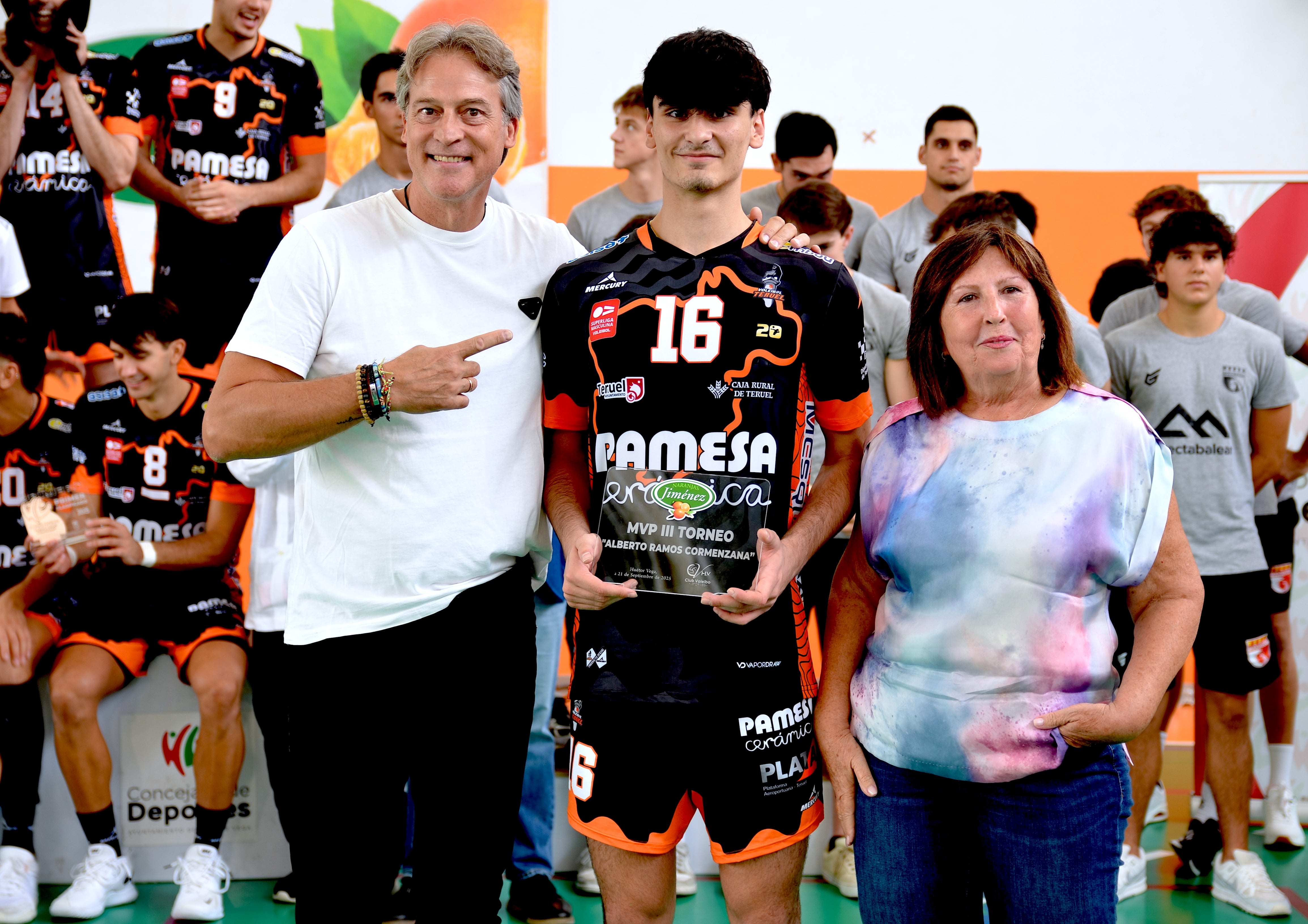 El mítico Rafa Pascual señala al joven César Irache, MVP de la competición.