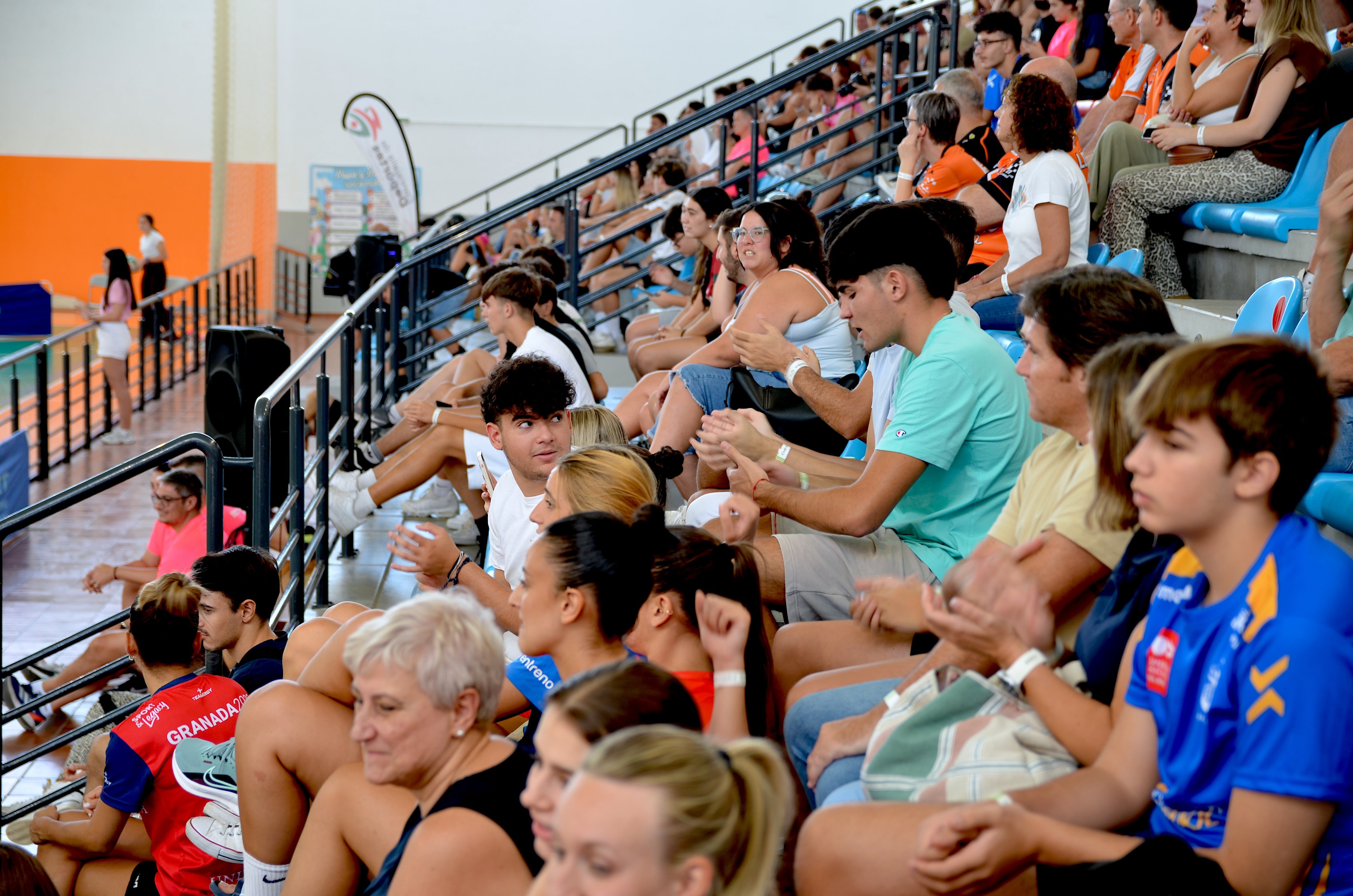 Ambiente en la grada del pabellón hueteño.