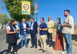 Miembros del gobierno local de Huétor Vega y otros ayuntamientos, con el secretario general del PSOE de Granada en el Camino de los Neveros.