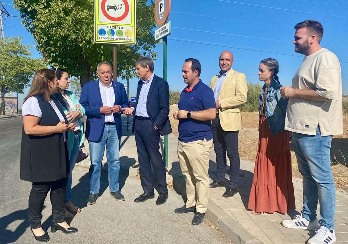Miembros del gobierno local de Huétor Vega y otros ayuntamientos, con el secretario general del PSOE de Granada en el Camino de los Neveros.