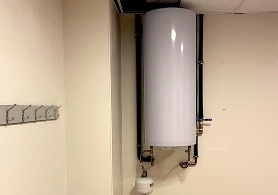 Instalación de nuevos termos eléctricos apoyados por placas solares.