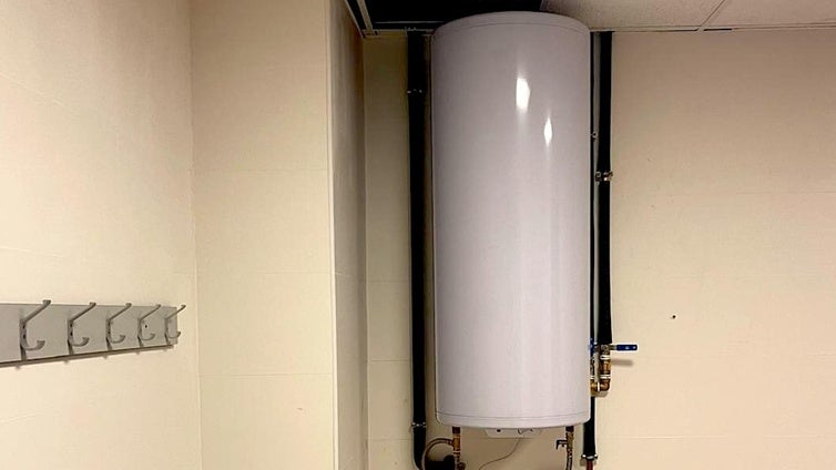 Huétor Vega renueva el sistema de agua caliente del pabellón deportivo