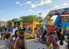 Hinchables en la plaza de San Miguel Bajo.
