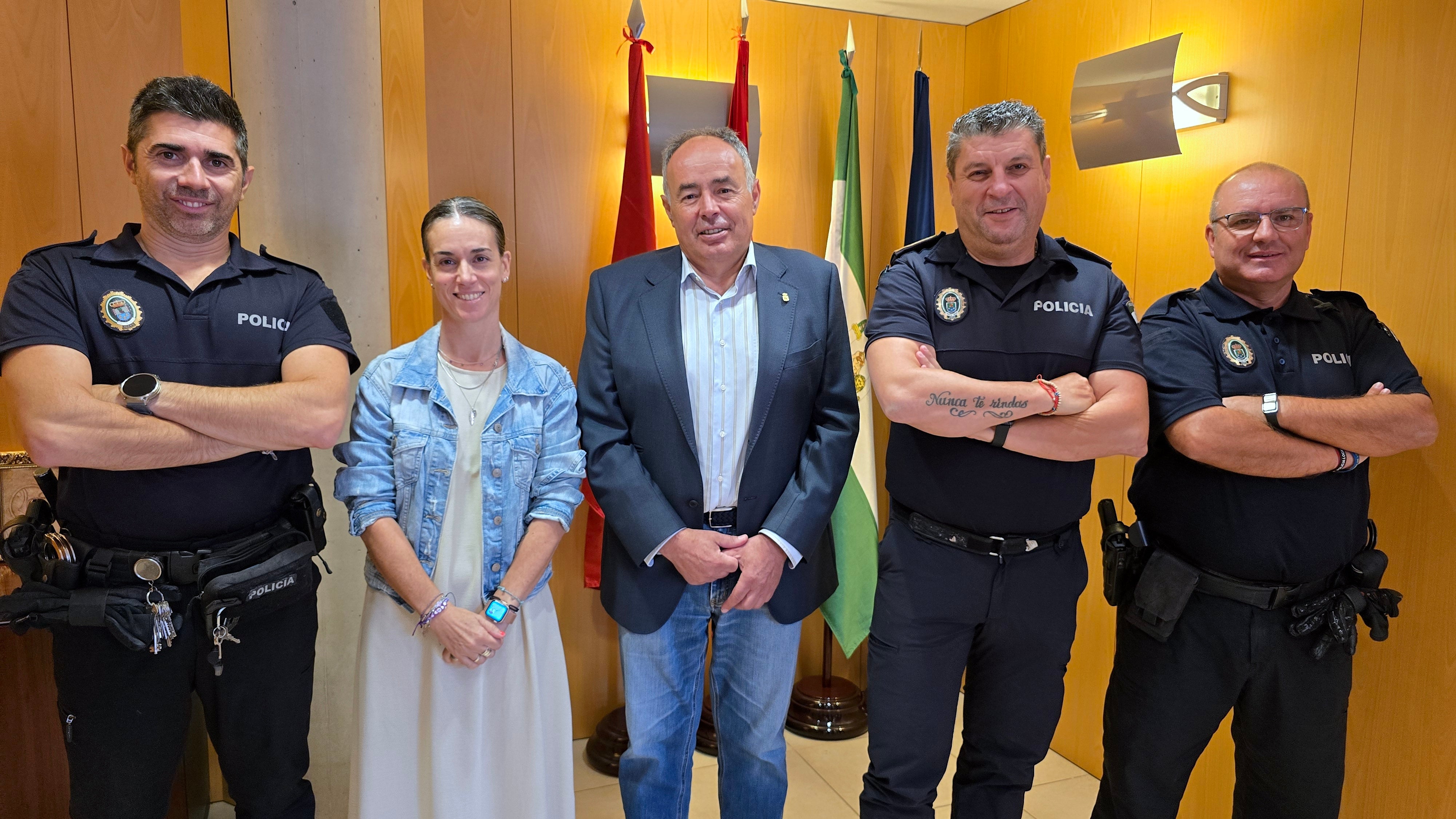 La Policía Local de Huétor Vega, con el alcalde y la concejala de Seguridad Ciudadana, en el Ayuntamiento.