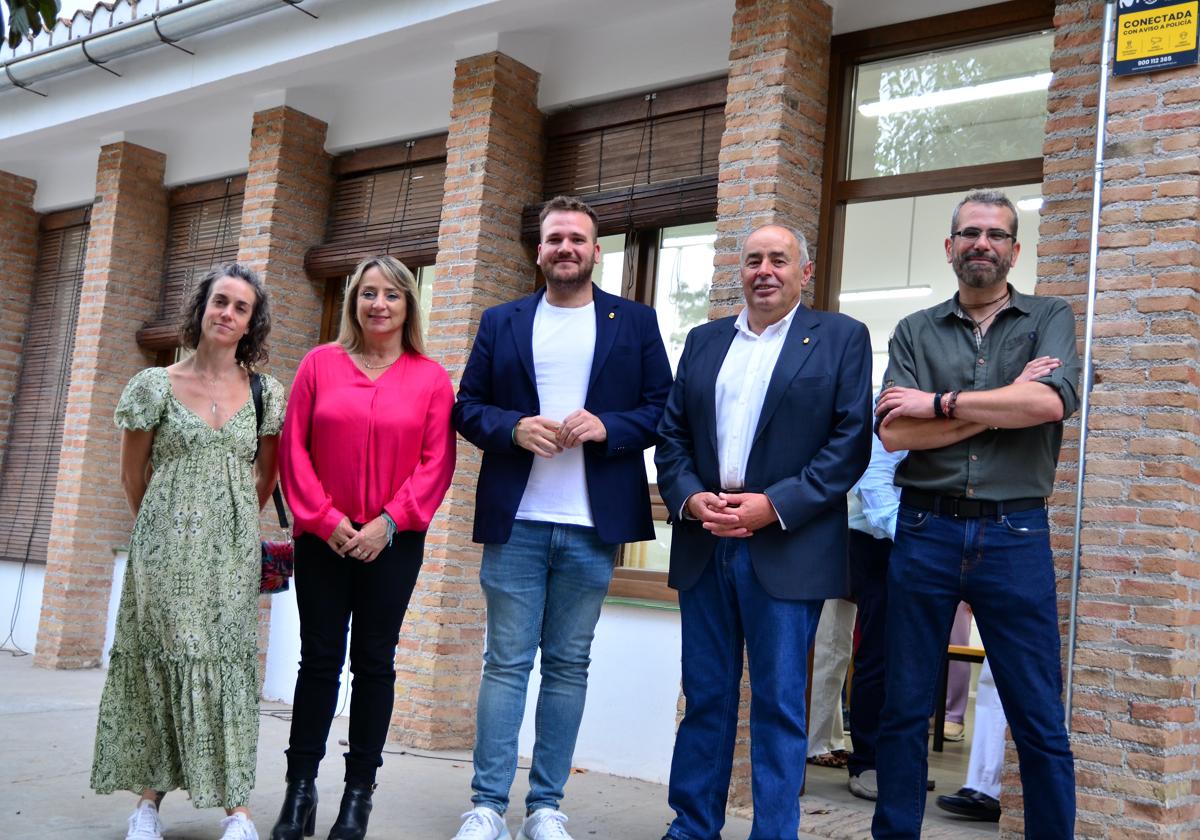 Miembros del equipo de gobierno local, delante del Punto de Información Juvenil de Huétor Vega.